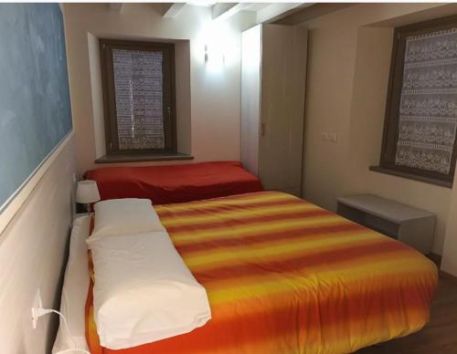1 Schlafzimmer mit 2 Betten in einem Zimmer in der Unterkunft Osteria Carli B&B in Gratacasolo