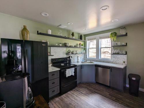Dapur atau dapur kecil di Hillside Hangout 3Bd/2Ba, Elevated Deck Sunsets