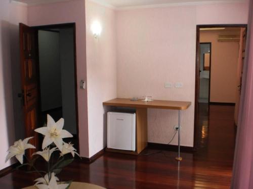 pokój ze stołem i pokój z korytarzem w obiekcie Hotel Jalim w mieście Caldas Novas