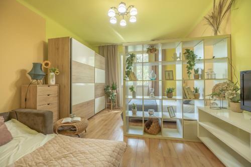 1 dormitorio con 1 cama y 1 habitación con plantas en Apartament Premium Salt, en Wieliczka