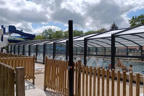 - un parc aquatique avec une piscine et un toboggan dans l'établissement Mobilhome climatisé 3 chambres à 30 min du Puy du F et de Nantes, à La Boissière-de-Montaigu