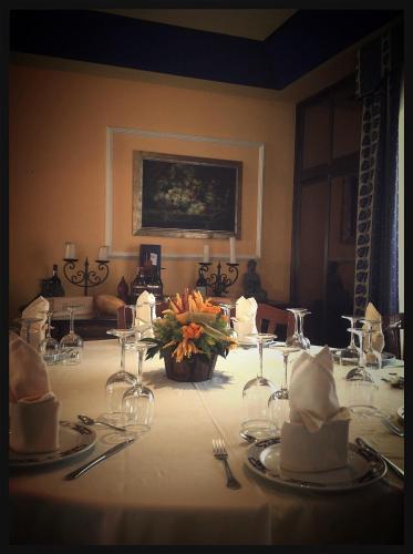 a table with wine glasses and flowers on it at Hotel La Rad in Galindo y Perahuy