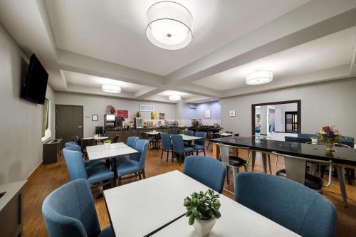 a dining room with tables and blue chairs at Best Western Plus Lake Dallas Inn & Suites in Lake Dallas