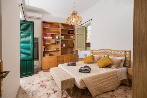 um quarto com uma cama e uma estante de livros em - Palermo - Sferracavallo sul mare em Palermo