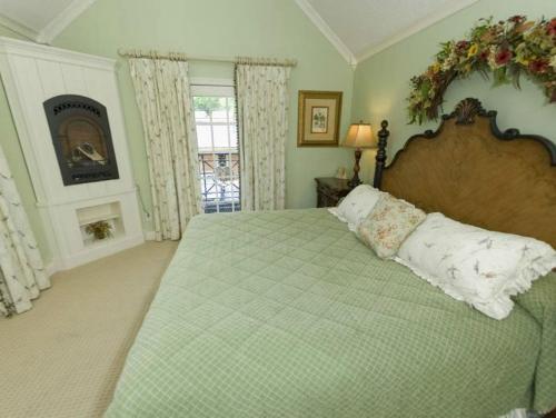 A bed or beds in a room at Hillwinds Inn - Blowing Rock