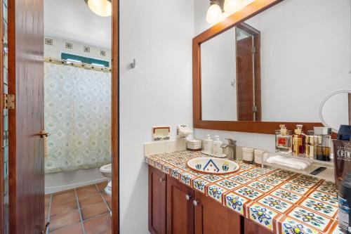 y baño con lavabo y espejo. en Spectacular View 4Bd 4Ba Penthouse, Wyndham Rio Grande Resort! 10min drive to Beach, Sleeps 9! en Rio Grande
