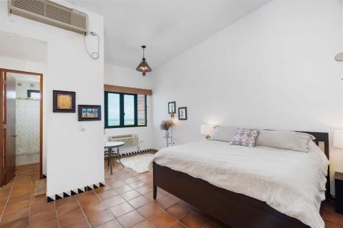 1 dormitorio con 1 cama grande y 1 mesa en Spectacular View 4Bd 4Ba Penthouse, Wyndham Rio Grande Resort! 10min drive to Beach, Sleeps 9! en Rio Grande