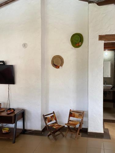 a living room with two chairs and a table at Hospedaje Iraca - Pueblito Boyacense Duitama in Duitama