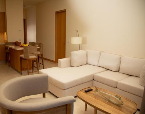 sala de estar con sofá blanco y mesa en Grand Matlali Riviera Nayarit, en Cruz de Huanacaxtle