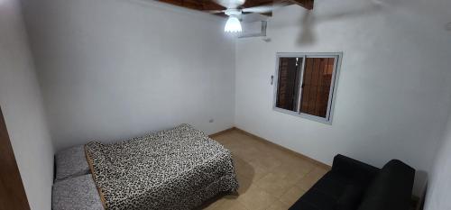 Habitación pequeña con cama y ventana en Bonaire en Santiago del Estero