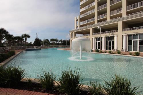デスティンにあるAriel Dunes 605 Seascape Resort Scenic 98 Florida Beach Rentals 6th Floor Gulf Viewsの建物前のプールの噴水