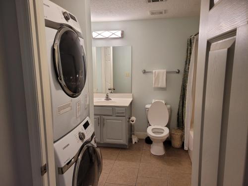 デスティンにあるAriel Dunes 605 Seascape Resort Scenic 98 Florida Beach Rentals 6th Floor Gulf Viewsのトイレと洗面台のある小さなバスルーム