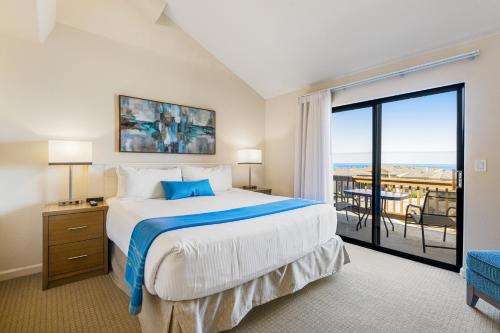 een slaapkamer met een groot bed en een balkon bij Seascape Beach Retreat in Aptos