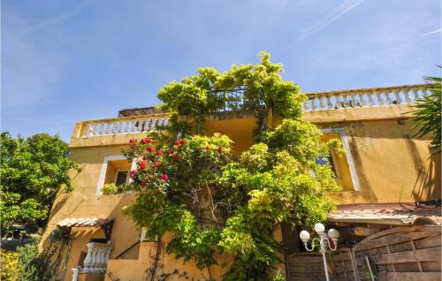 un bâtiment doté d'une installation sur son côté dans l'établissement 2 Bedroom Gorgeous Apartment In Falicon, à Falicon