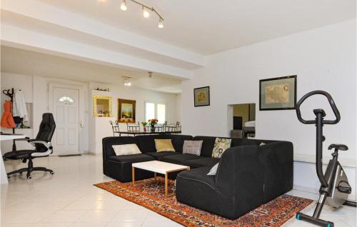 un salon avec un canapé noir et une table dans l'établissement 2 Bedroom Gorgeous Apartment In Falicon, à Falicon