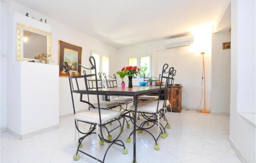 une salle à manger avec une table et des chaises dans l'établissement 2 Bedroom Gorgeous Apartment In Falicon, à Falicon