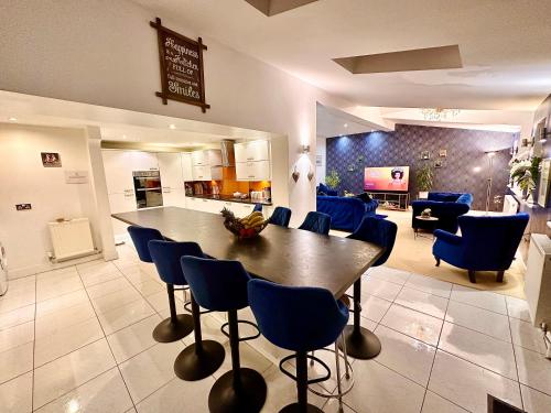 PENDERI HOUSE USK SOUTH WALES في أوسك: غرفة معيشة مع طاولة وكراسي كبيرة