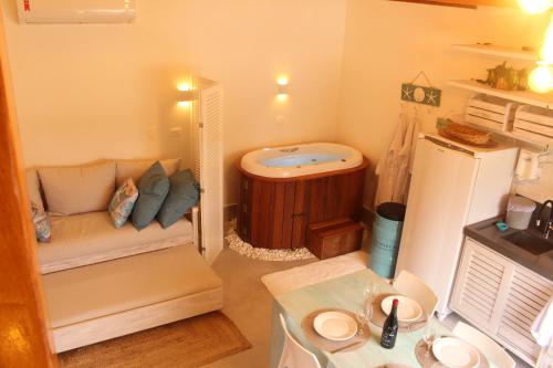 朱奎Casa d'Aroeira Residencial Boutique - Centro de Juqueí - 2 quadras do mar - Serviço de Praia - Roupa de Cama 600 fios algodão Egípcio - Toalhas Banho e Praia - Tudo Novo - Estacionamento Interno - Cozinha - Consulte unidades com Ofurô Hidro e Cromoterapia的带浴缸和盥洗盆的小浴室