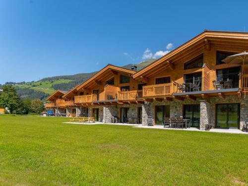 Cabaña de madera grande con césped verde en Chalet Astrid, en Wald im Pinzgau