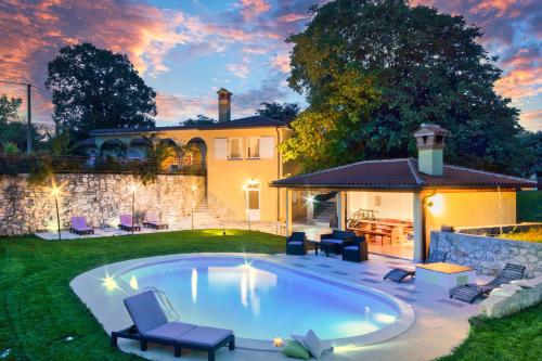 Romantic Villa Green Sky with Pool and Garden