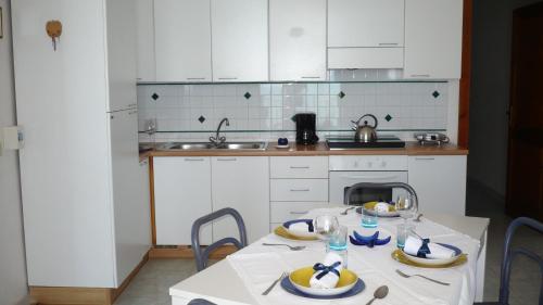 Kuchyň nebo kuchyňský kout v ubytování Casa Sul Mare con Vista Mozzafiato