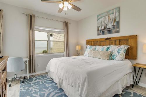 ein Schlafzimmer mit einem großen Bett und einem Fenster in der Unterkunft Baywatch F5 in Pensacola Beach