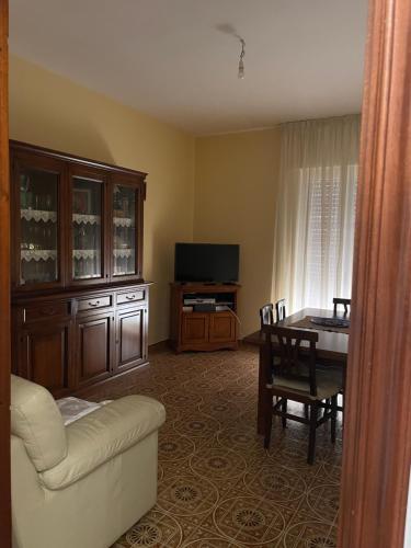 - un salon avec un canapé, une table et une télévision dans l'établissement De Nicolò Home, à Putignano
