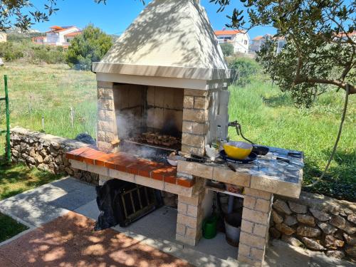 Family-friendly apartments with swimming pool Barbat, Rab - 4951