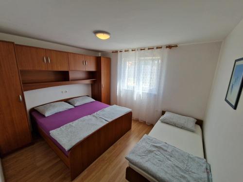Postel nebo postele na pokoji v ubytování Family friendly apartments with a swimming pool Barbat, Rab - 4951
