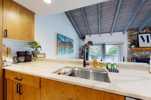 Kuchyň nebo kuchyňský kout v ubytování Mountain Modern Escape