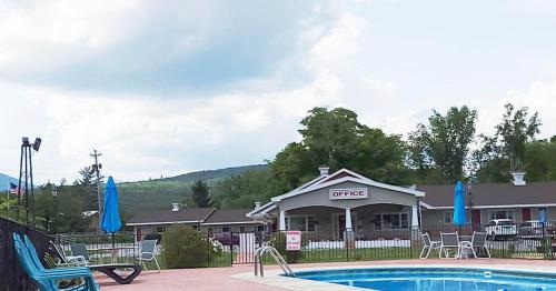 um resort com piscina e um hotel em Gorham Motor Inn em Gorham