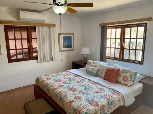 um quarto com uma cama e uma ventoinha de tecto em 3-bedroom villa with a jacuzzi em Noord