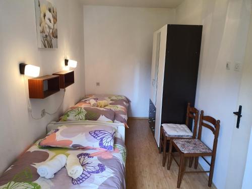 Apartments with a parking space Rabac, Labin - 6414 tesisinde bir odada yatak veya yataklar