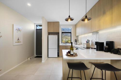 Een keuken of kitchenette bij Remarkables Retreat Apartment