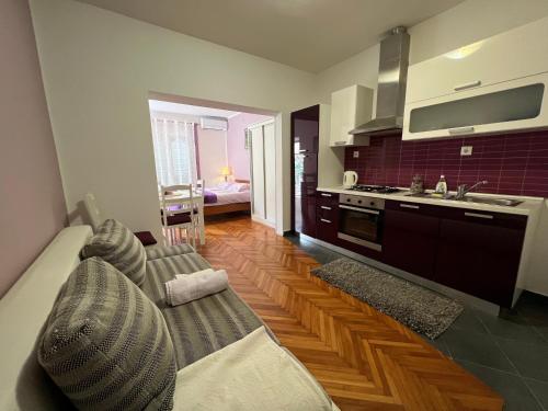 een woonkamer met een bank en een keuken bij Holiday apartments Duba Peljeska, Peljesac - 10231 in Trpanj