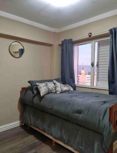 um quarto com uma cama grande e uma janela em Lindo departamento pleno centro. em San Fernando del Valle de Catamarca