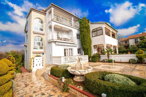 Apartments with parking space Porec - 21300