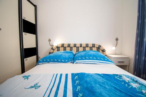 Apartments with parking space Porec - 21300