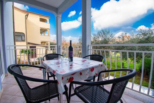 Apartments with parking space Porec - 21300