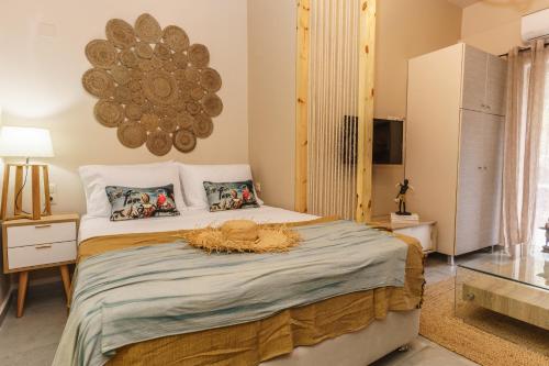 una camera con un grande letto di Amaria Studio a Heraklion