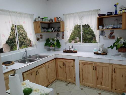 Kuchyň nebo kuchyňský kout v ubytování Alojamiento Wilkenia