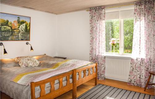 1 dormitorio con cama y ventana en 7 Bedroom Awesome Home In rkelljunga, en Orkelljunga