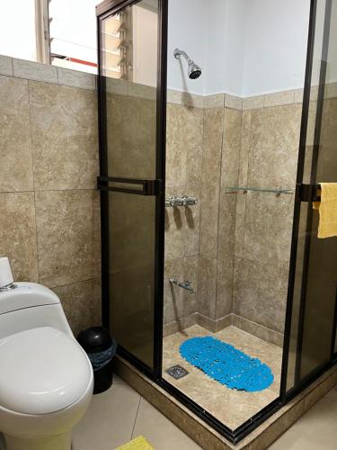 聖何塞的住宿－7 De Marzo Sabana，带淋浴和卫生间的浴室
