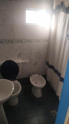 La salle de bains est pourvue de 2 toilettes et d'un lavabo. dans l'établissement La Casita de la Abuela Huacalera - Quebrada de Humahuaca, à Huacalera