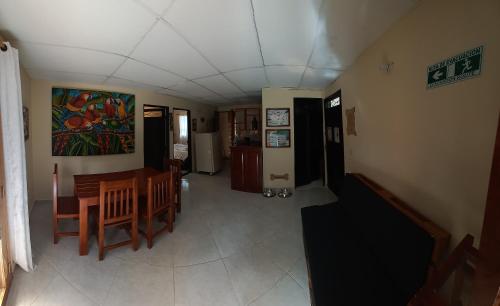 a living room with a table and a dining room at Los Maderos San Rafael Antioquia Apartamento Turístico in San Rafael
