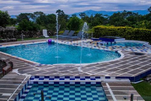 - une piscine avec une fontaine dans la cour dans l'établissement Comfortable glamping loft with pool and vineyards, à Rivera