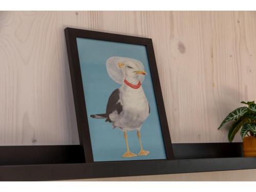 a picture of a bird in a picture frame at Tiny House Zoutelande near the Beach in Zoutelande
