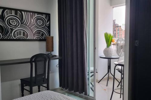 布卡拉曼加的住宿－Ardival apartment - WAIWA HOST，卧室设有窗户、桌子和椅子