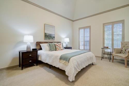 um quarto com uma cama, uma cadeira e janelas em Spacious & Intimate Townhome near TMC/NRG Stadium/Rice Village em Houston