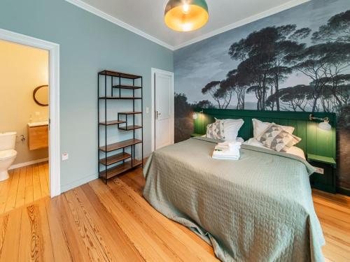 Schlafzimmer mit einem Bett mit Wandgemälde in der Unterkunft Spacious holiday home in Vielsam with garden in Vielsalm